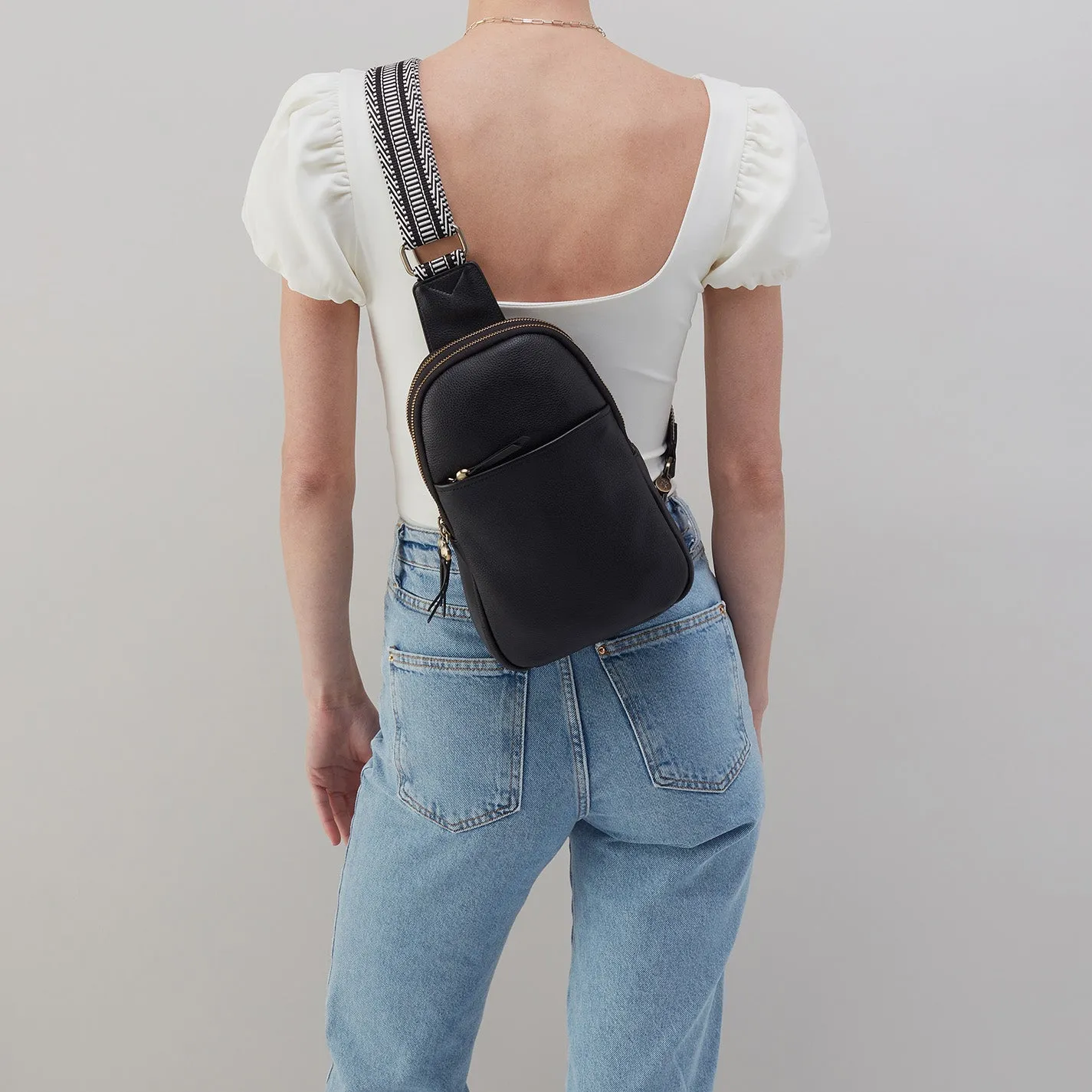 Cass Sling In Pebbled Leather - Black