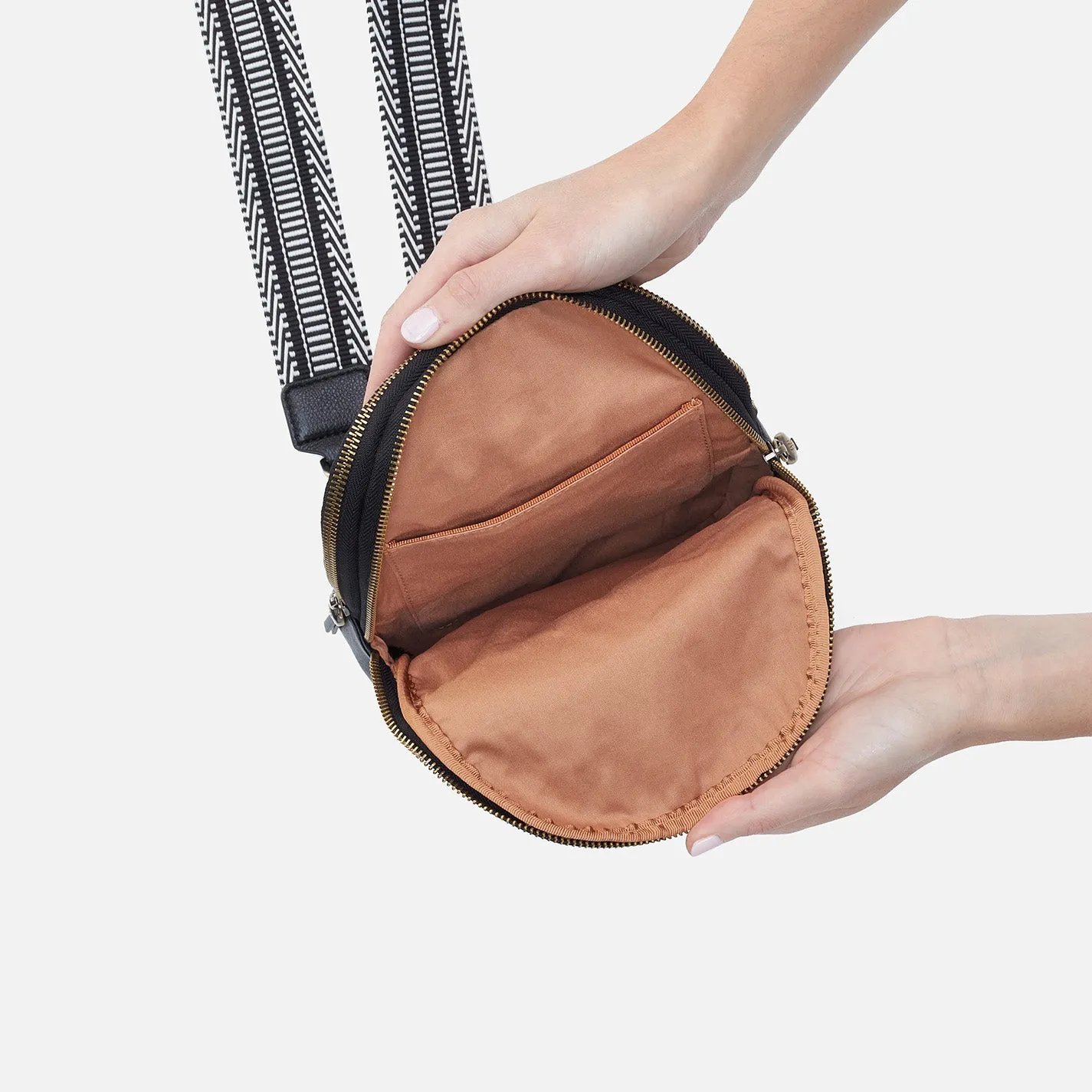 Cass Sling In Pebbled Leather - Black