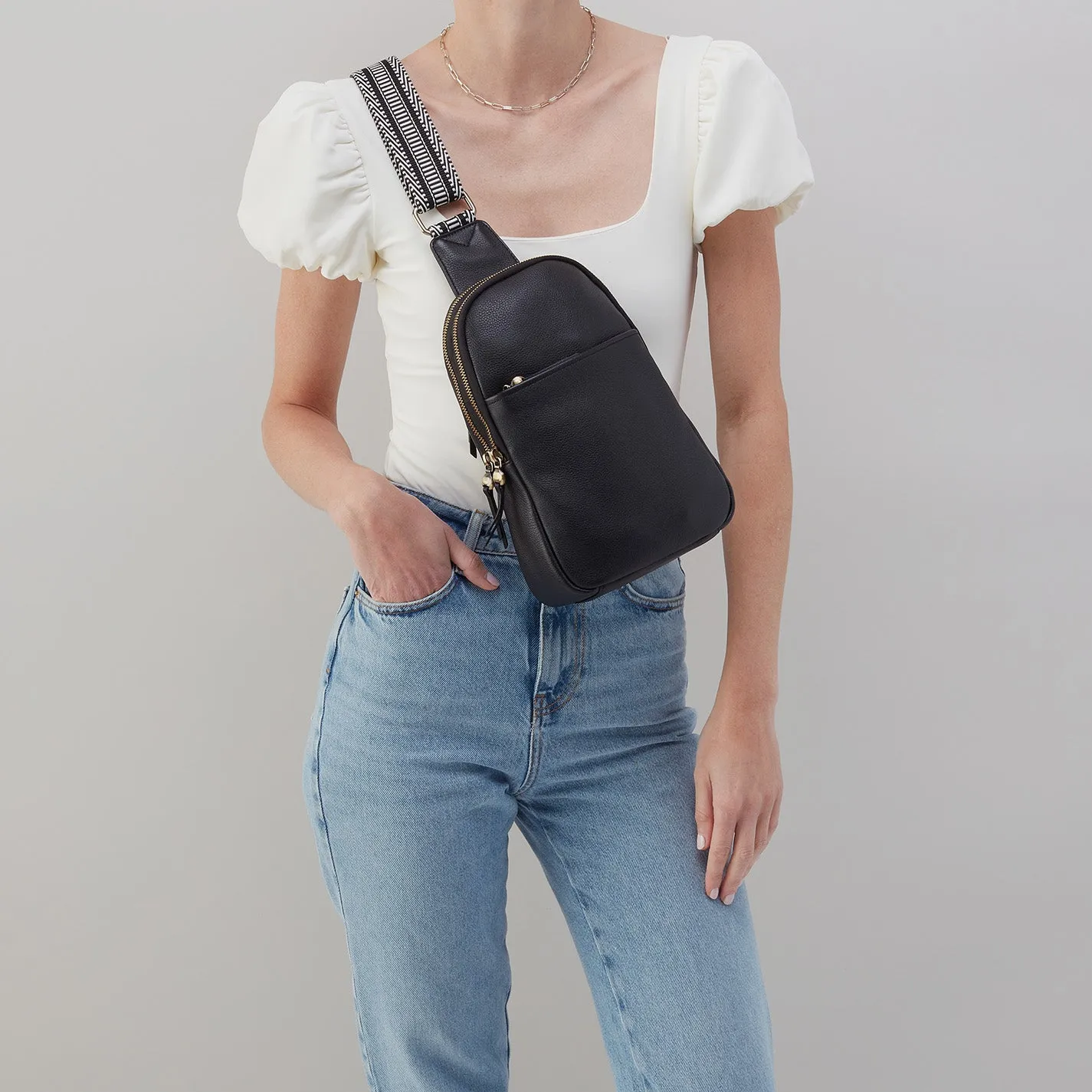 Cass Sling In Pebbled Leather - Black