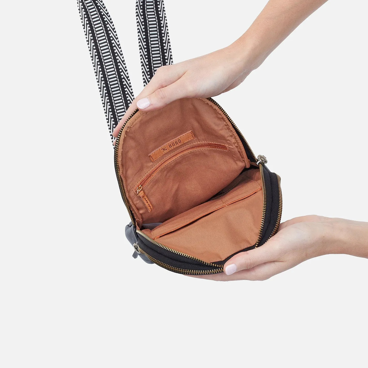 Cass Sling In Pebbled Leather - Black