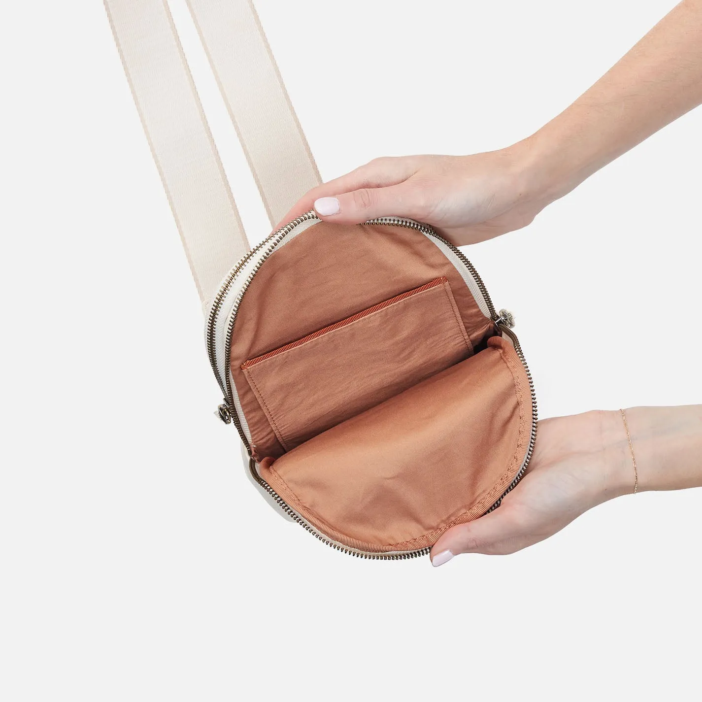 Cass Sling In Pebbled Leather - Cream