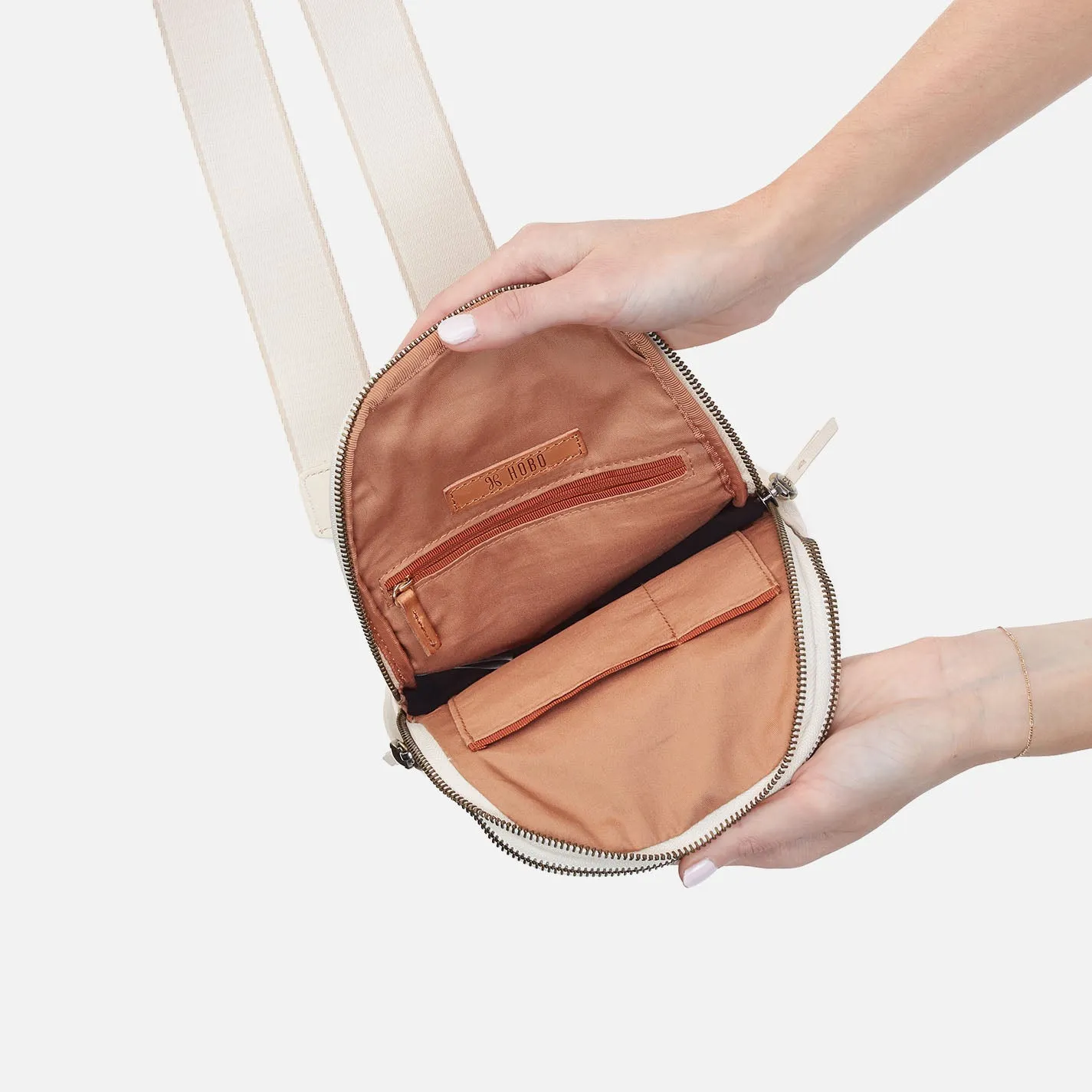Cass Sling In Pebbled Leather - Cream