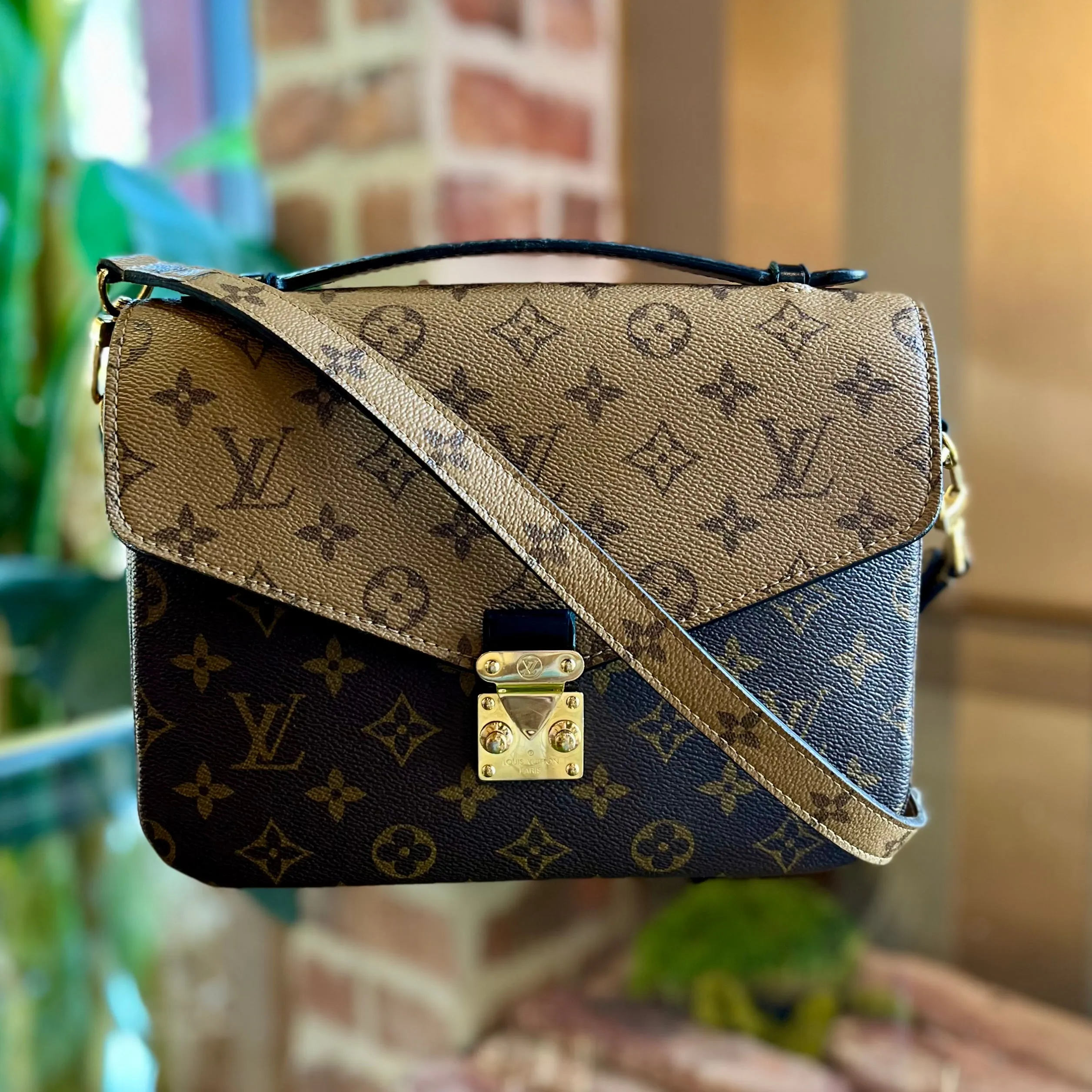 LOUIS VUITTON Pochette Metis Monogram Reverse