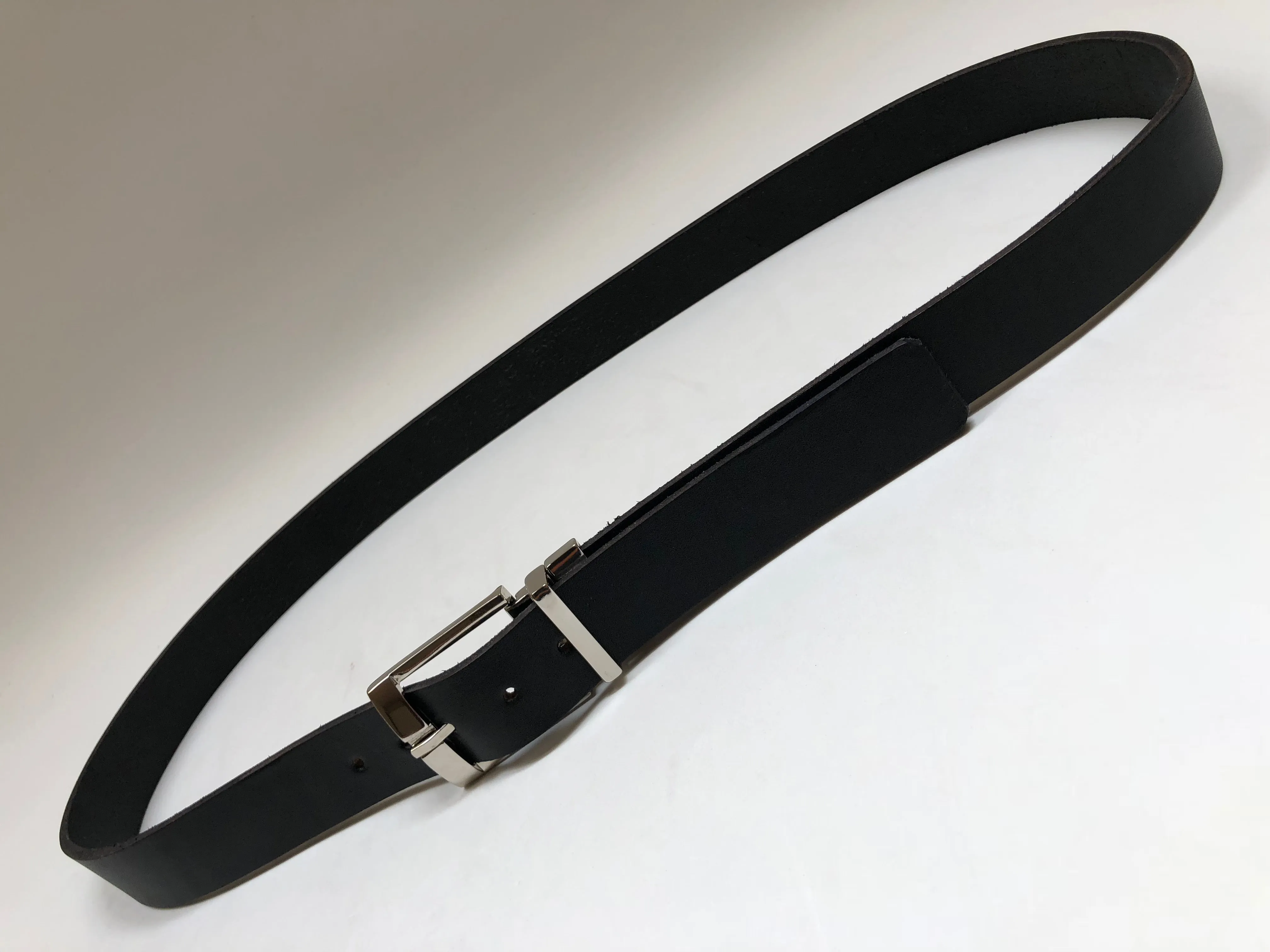 Men's Black Leather Belt with Silver Tone Buckle 46Z1