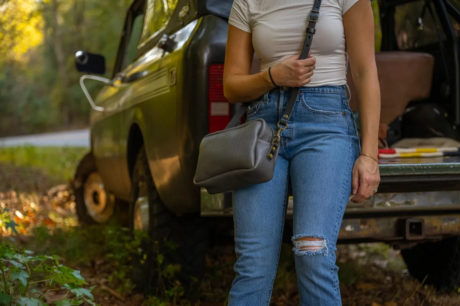 SARAH LEATHER CROSSBODY - LEAD GRAY