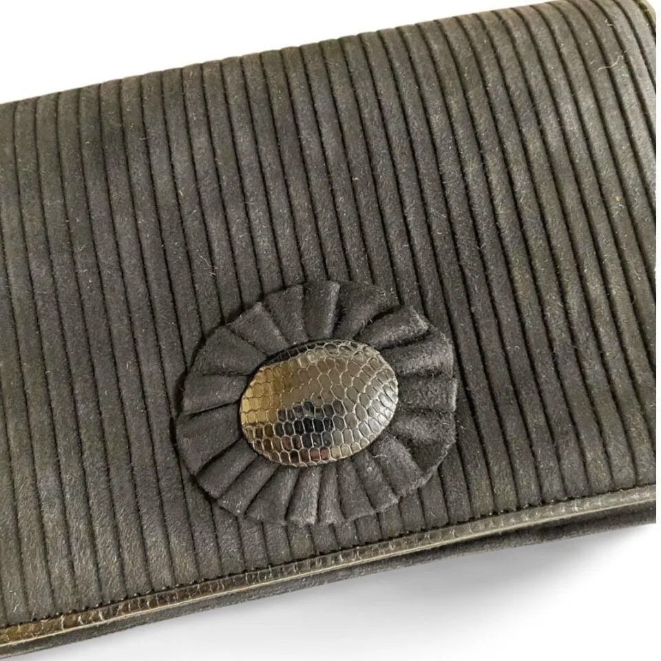 Vintage Bottega Venetia black suede clutch bag with bow motif and a built-in mirror. 051009ap2