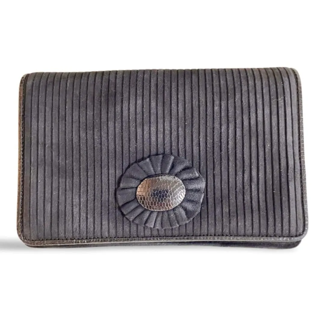 Vintage Bottega Venetia black suede clutch bag with bow motif and a built-in mirror. 051009ap2